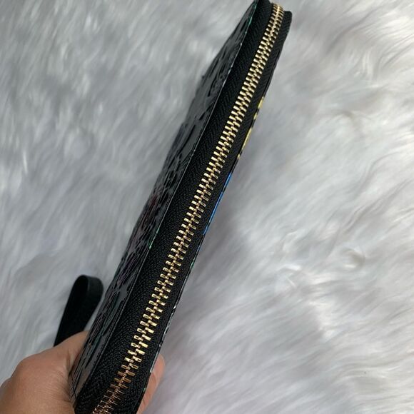 Handmade Genuine Leather Floral Embossed Accordion Wallet/ Wristlet - Picture 7 of 13